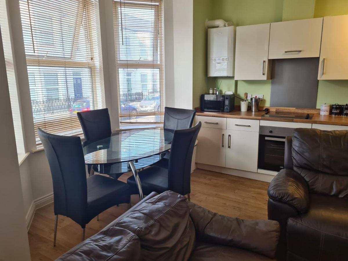 גרייט יארמאות Yarmouth Apartments, Street Permit Parking, Close To Everything, Beach, Pier, Free Wifi מראה חיצוני תמונה